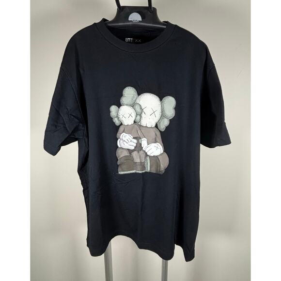 KAWS x Uniqlo Companion Limited Exclusive UT Graphic Black T-Shirt Men's XL - Picture 1 of 7